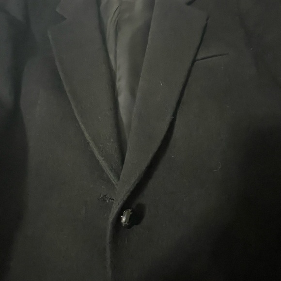 Beautiful structured fit cashmere wool blend black blazer. 2 button front. - Picture 11 of 16